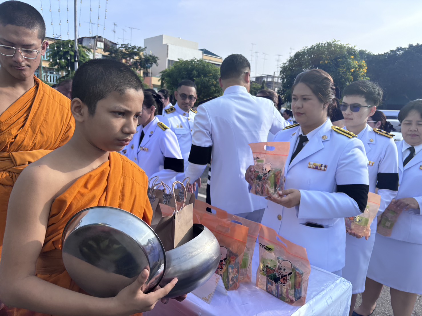 title - พิธีสวดพระพุทธมนต์ พิธีทำบุญตักบาตร และพิธีวางพวงมาลา เนื่องในวันนวมินทรมหาราช ประจำปี 2569